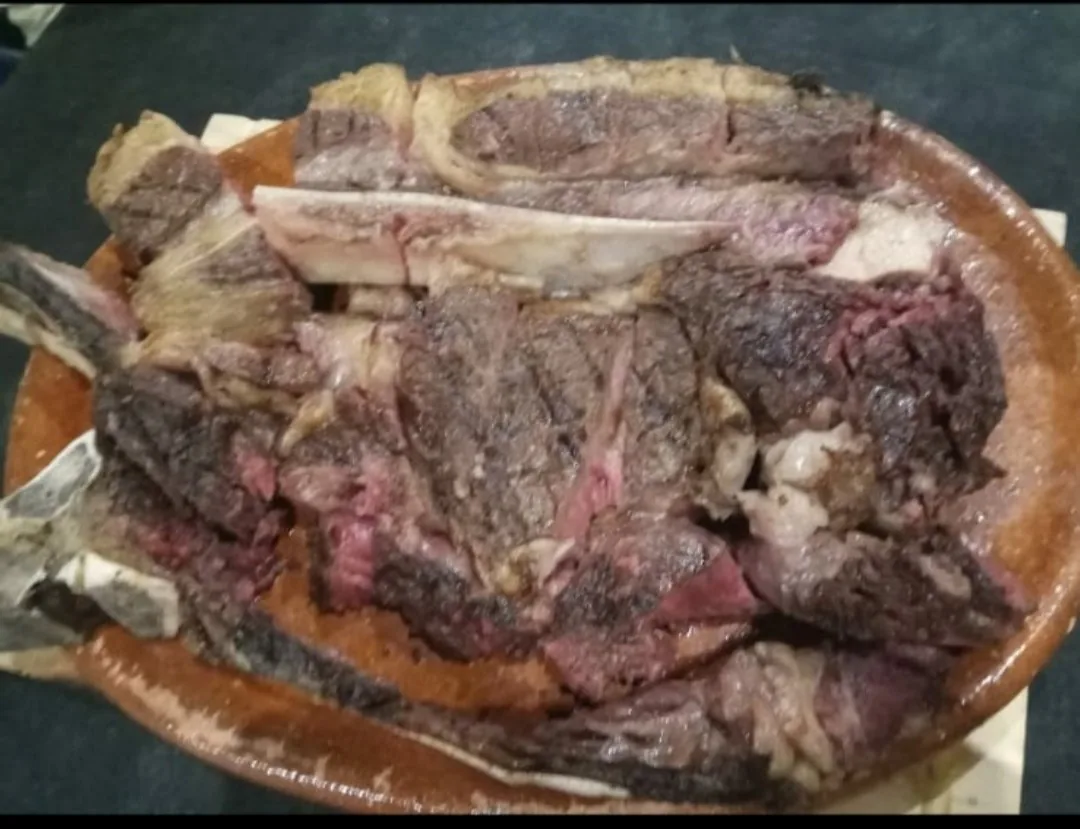 Chuletón servido en plato de barro